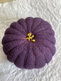 縮緬和菓子　菊（紫）